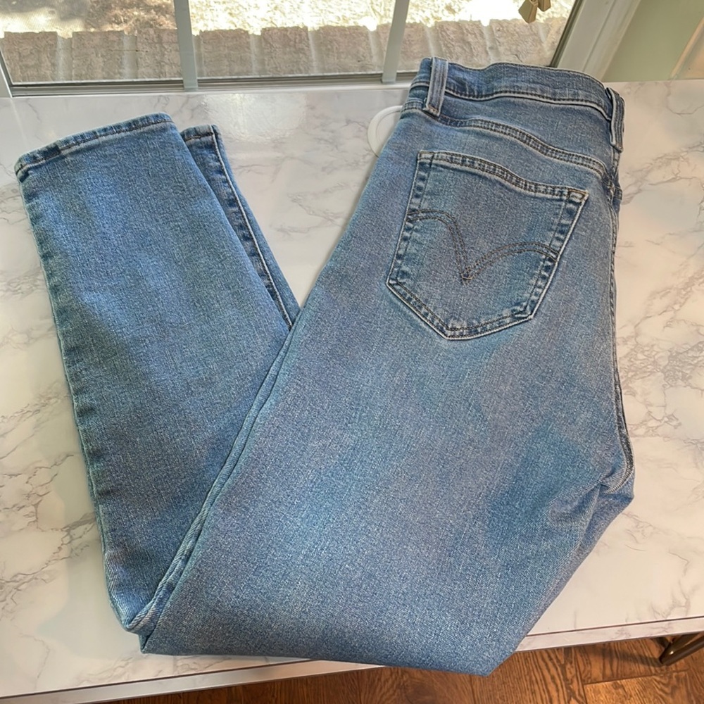 Levi High Waisted Mom Jean